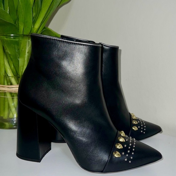 Ankle boots. - Picture 2 of 6